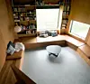 Stuen er beregnet til at slænge sig i, så der skulle ikke være en stiv siddesofa. Den indbyggede sofa er Lises yndlingsting i huset.