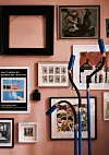 Til det lille kontor har Laura valgt en lyserød nuance, der danner en fin baggrund for de mange kunstværker. Farven hedder ’cafe pink’ og er fra Sanderson.