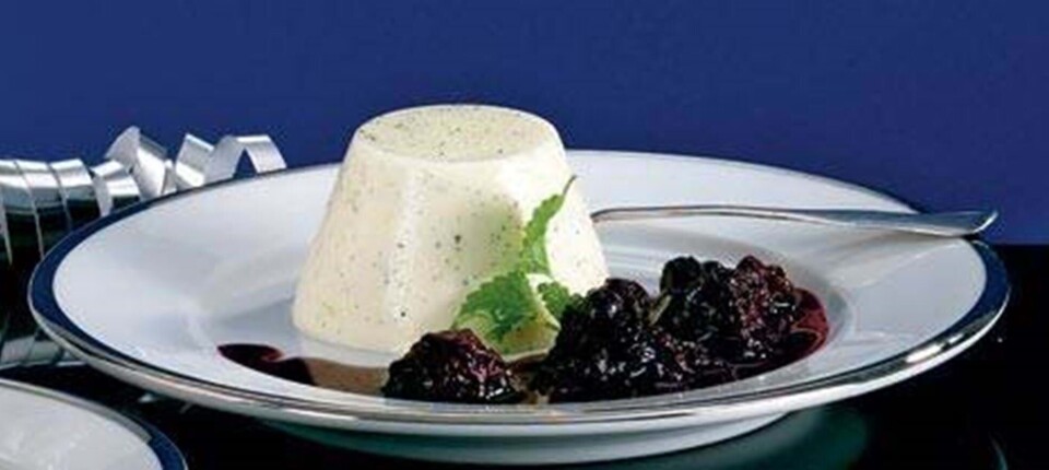 Citron-panna cotta med bærsovs