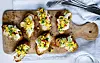 Frokostbrød med røget fisk, agurk og spicy majssalsa