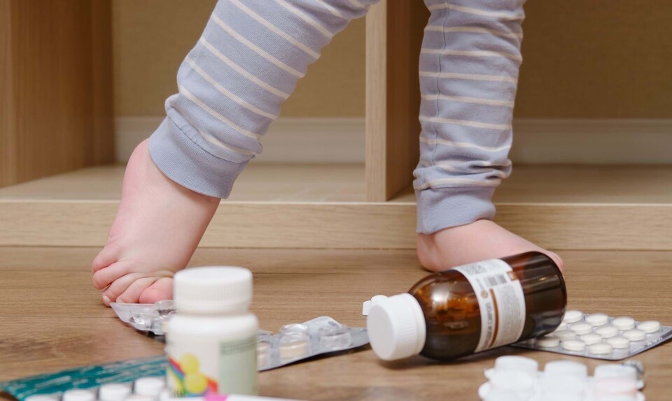 medicin på gulvet foran barn