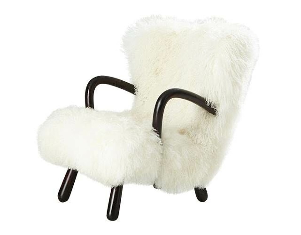Lænestol. Modelnavn “Åke”. Udført hos Ikea. Kratigt inspireret af Philip Arctanders “Muslingestolen”. Solgt hos Auktionsverket. Hammerslag SEK 19.500.
