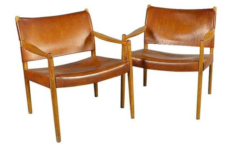 Per Olof Scotte, “Karmstol Premiär 69″. Udført af IKEA. Et par armstole af eg, beklædt med cognacfarvet kernelæder. Solgt på Bruun Rasmussen. Hammerslag DKK 5.000