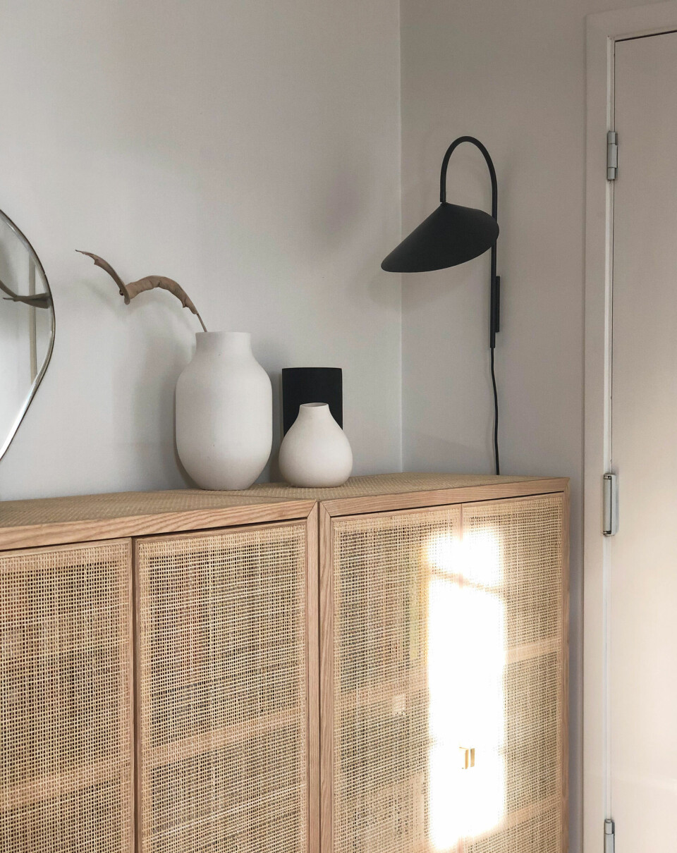 Væglampen med det japanske udtryk er fra Ferm Living.