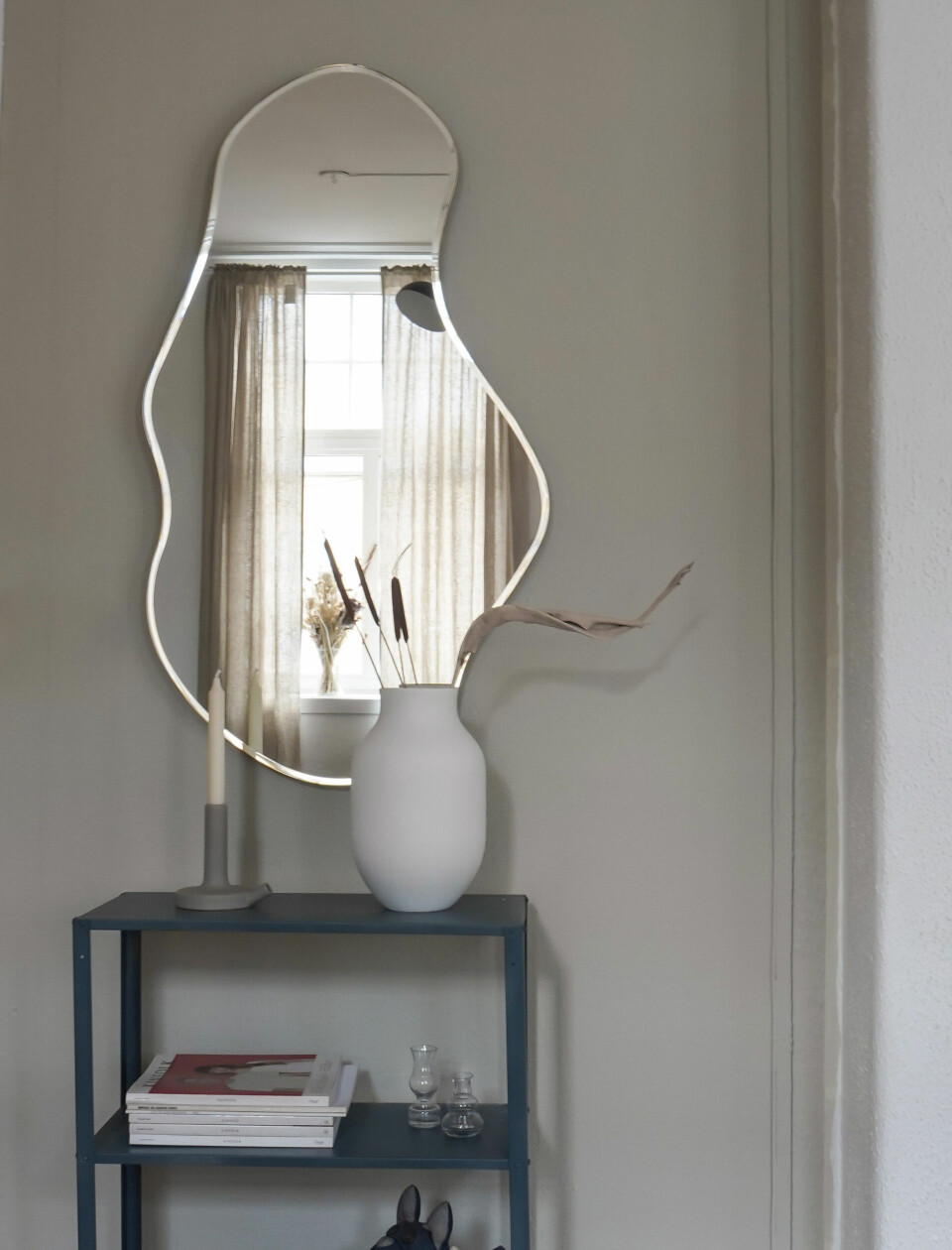 Entremøblet er fra IKEA og spejl fra Ferm Living.