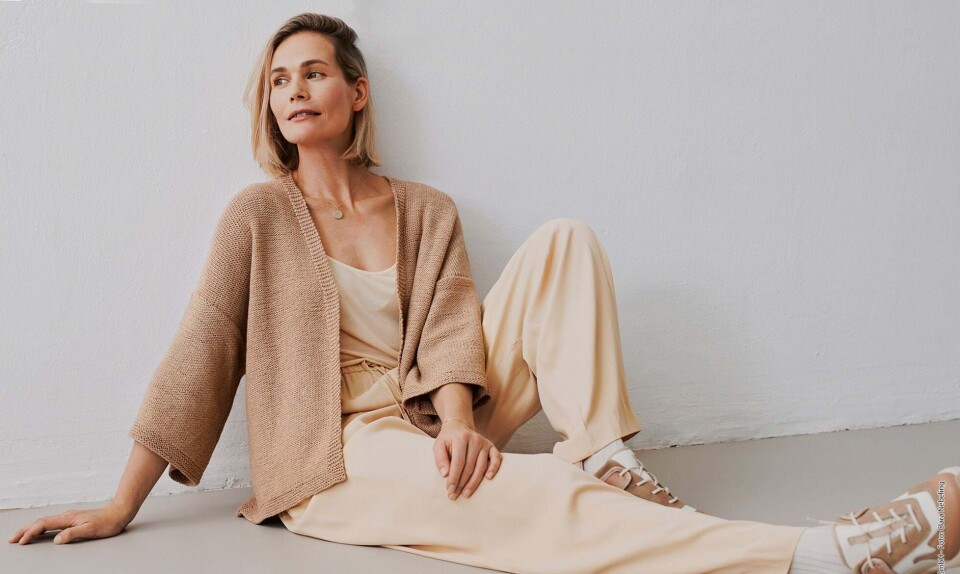 Pudderfarvet retstrikket jakke fra Hendes Verden