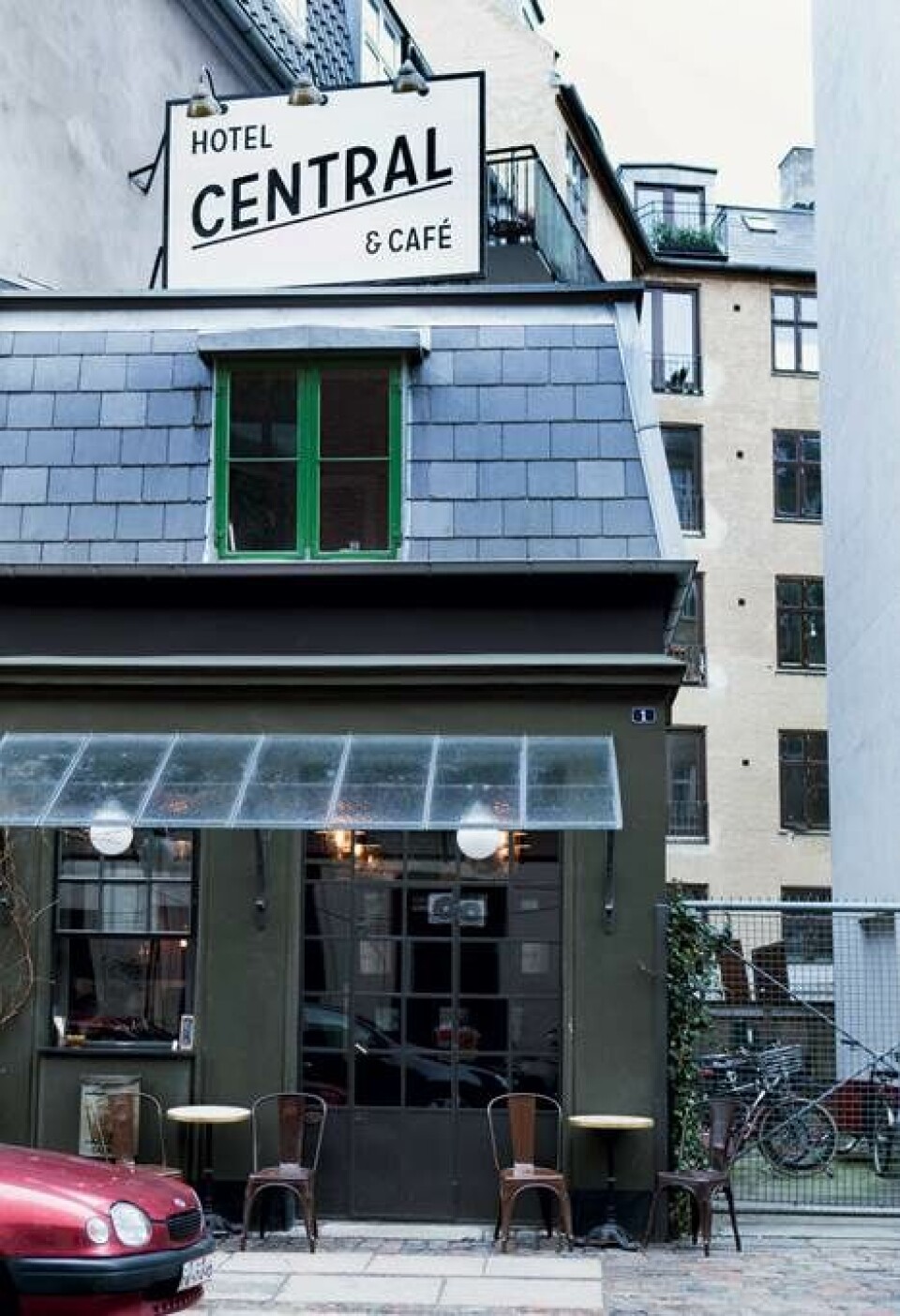Lys bylejlighed: Enkel stil med arvemøbler