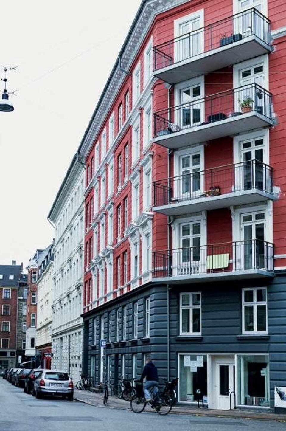 Lys bylejlighed: Enkel stil med arvemøbler