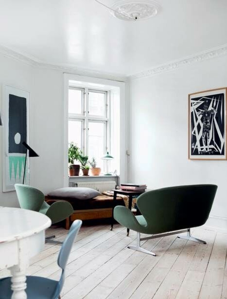 Lys bylejlighed: Enkel stil med arvemøbler