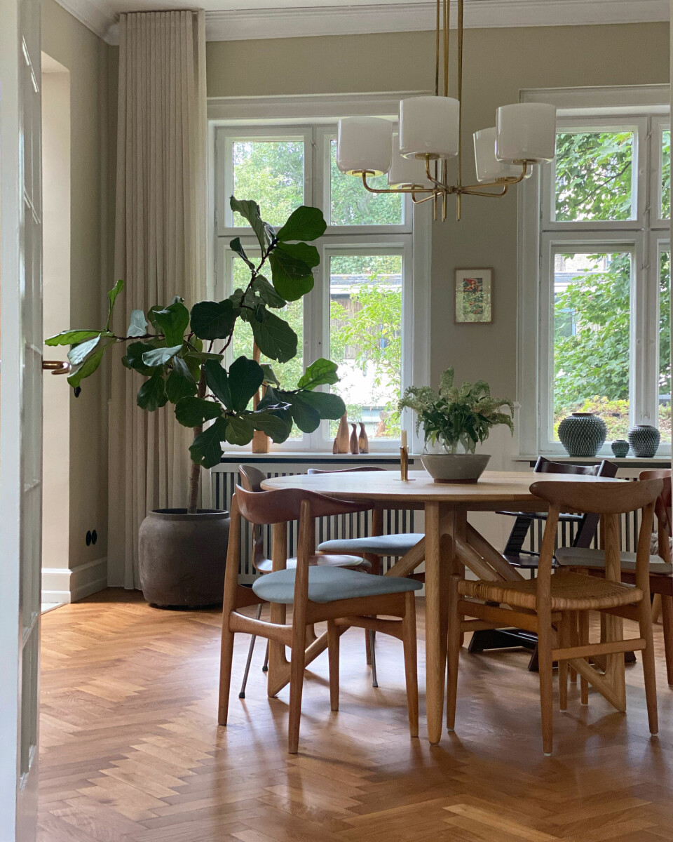 Lampen over Niels Koefoed spisebordet er produceret i Sverige i 50'erne og er hentet hjem fra Finland.