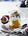 Yoghurt med passionsfrugtsaft og mysli