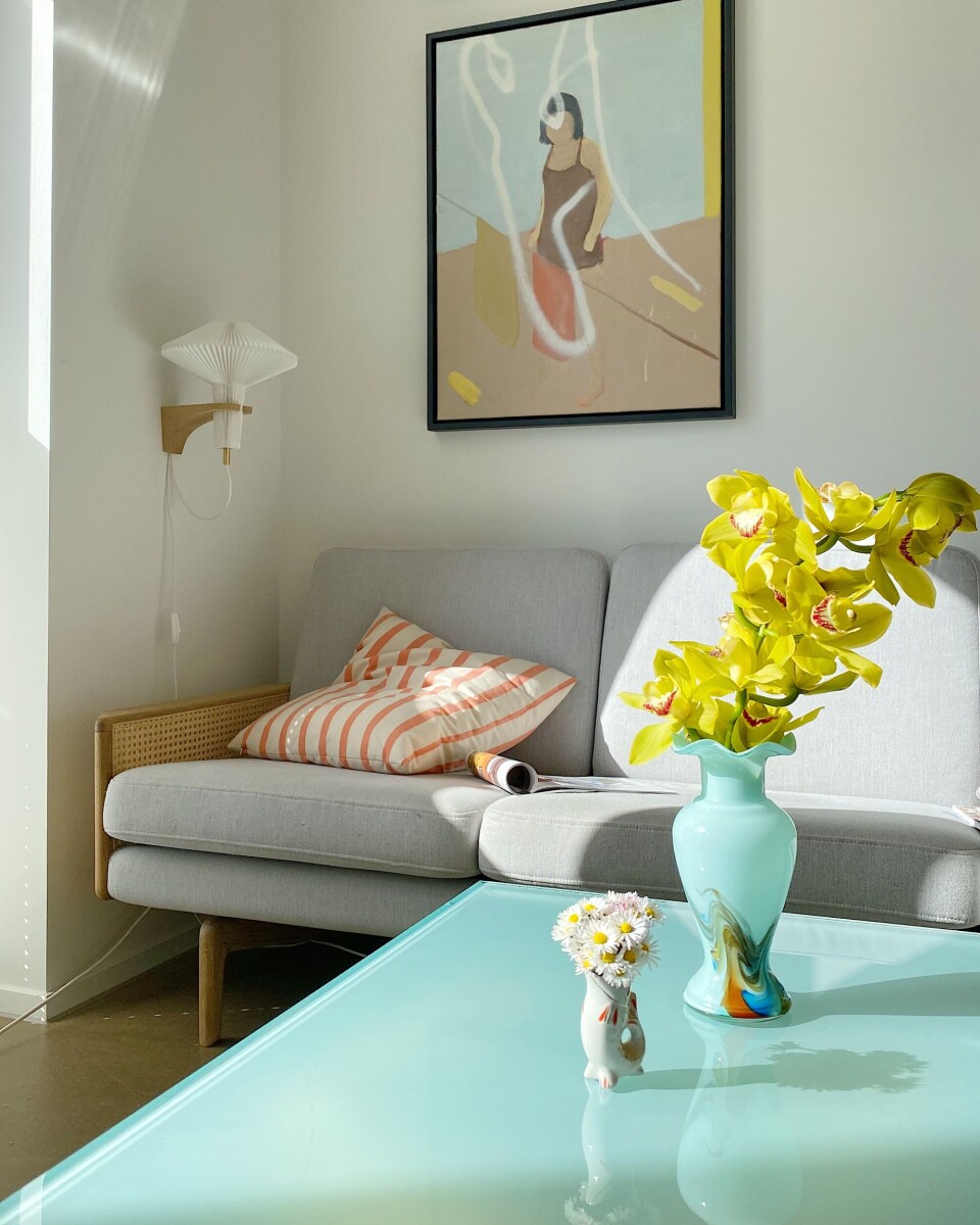 Sofa fra Kragelund Furniture og lampe fra Le Klint.