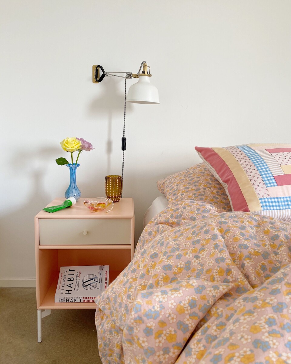 Sengebord fra Montana, sengetøj fra Juna, lampe fra IKEA og puden har Lisbeth selv syet.