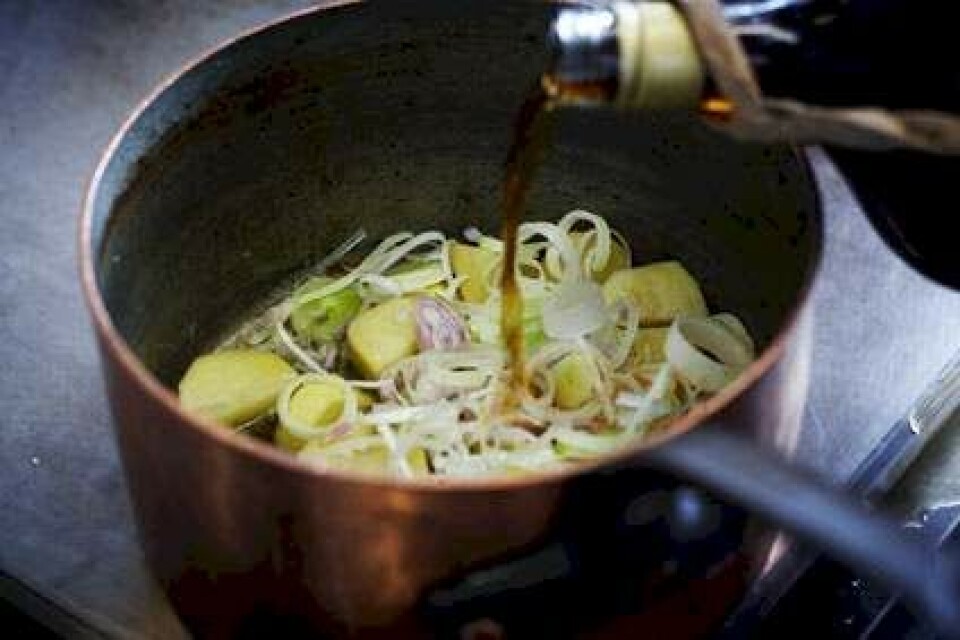 Trin for trin: Landkylling i porre-kartoffelsuppe