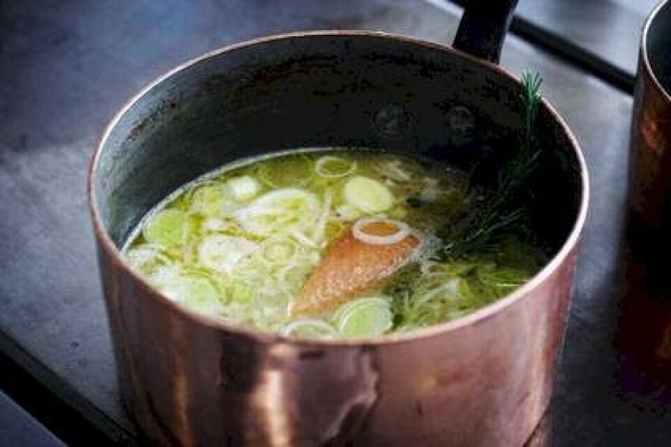 Trin for trin: Landkylling i porre-kartoffelsuppe