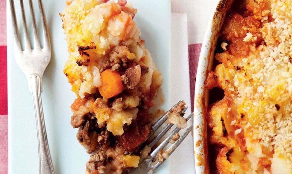 Opskrift på kødsovs og grøntsager bagt med rodfrugtmos