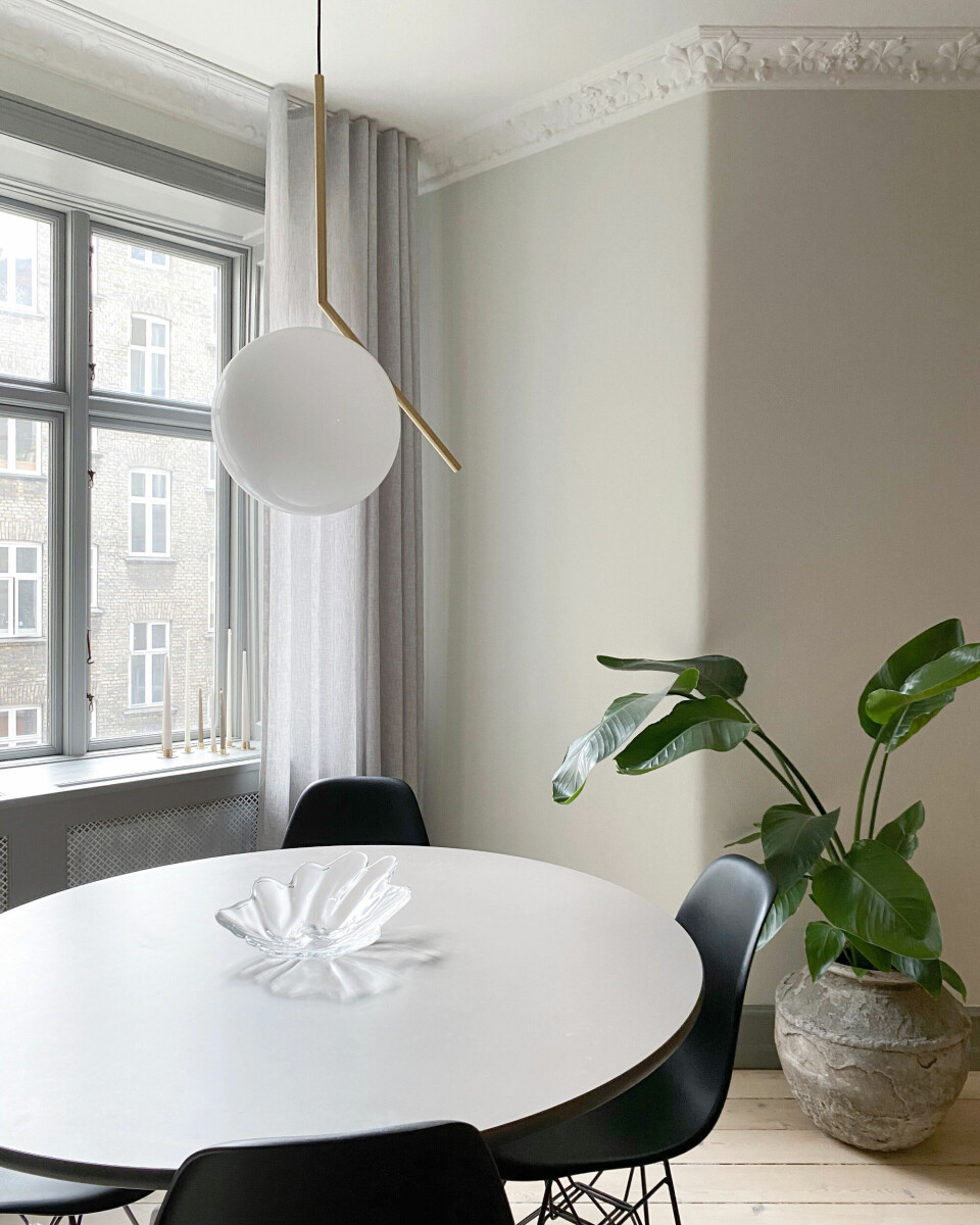 Lampe fra Flos, stearinlys fra Ester & Erik, gardiner fra &drape og krukke fra Rabens Saloner.