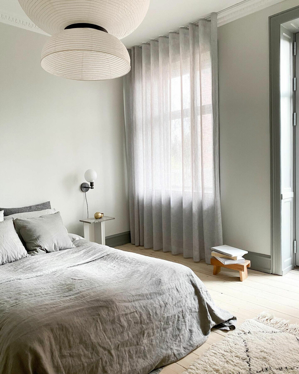Rispapirlampe fra andtradition, væglampe fra Menu, gardiner fra &drape og sengetæppe fra Bolia.