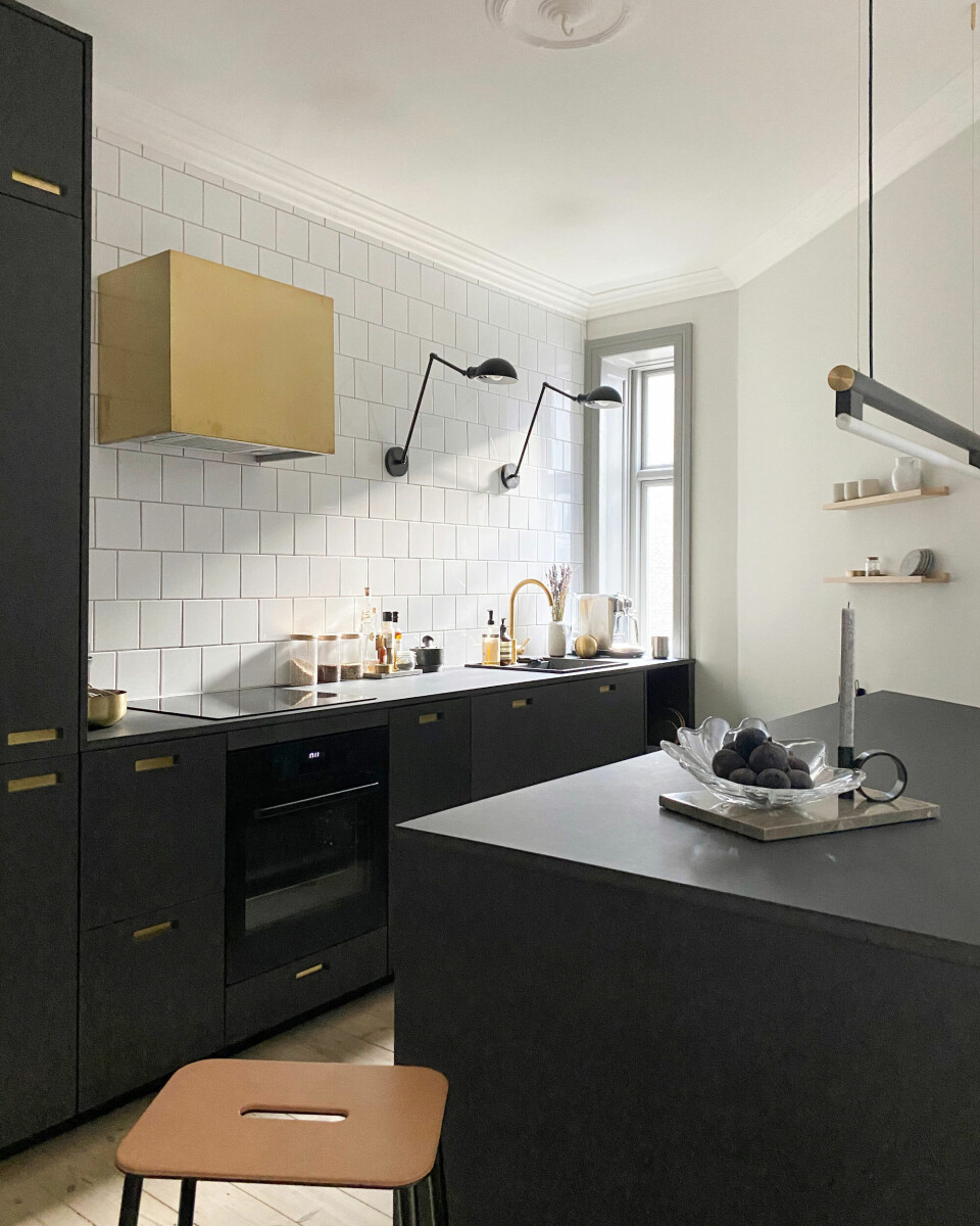Køkkenet er fra &shufl, loftslampe fra Frama, væglamper fra Menu og emhætte fra Nilroy.