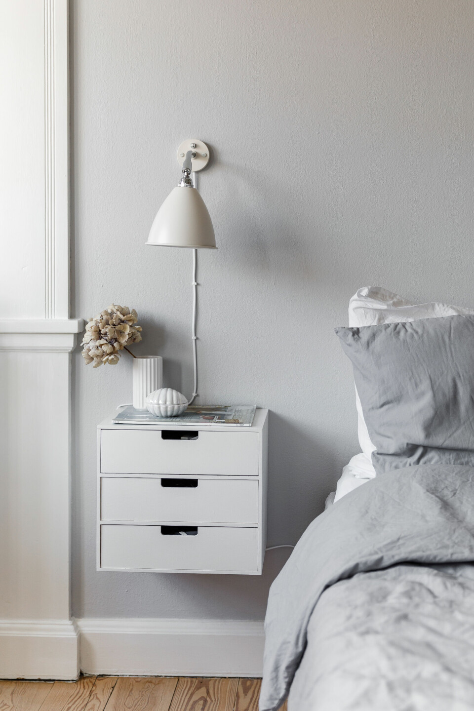 Sengelampe fra GUBI, sengebord fra Trævarfabriernesudsalg og sengetøj fra H&M Home. Foto: anotherstudio.dk