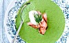 Forårsgrøn ærtesuppe med varmrøget laks og creme fraiche