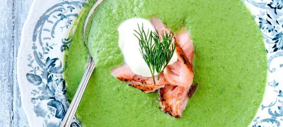 Forårsgrøn ærtesuppe med varmrøget laks og creme fraiche