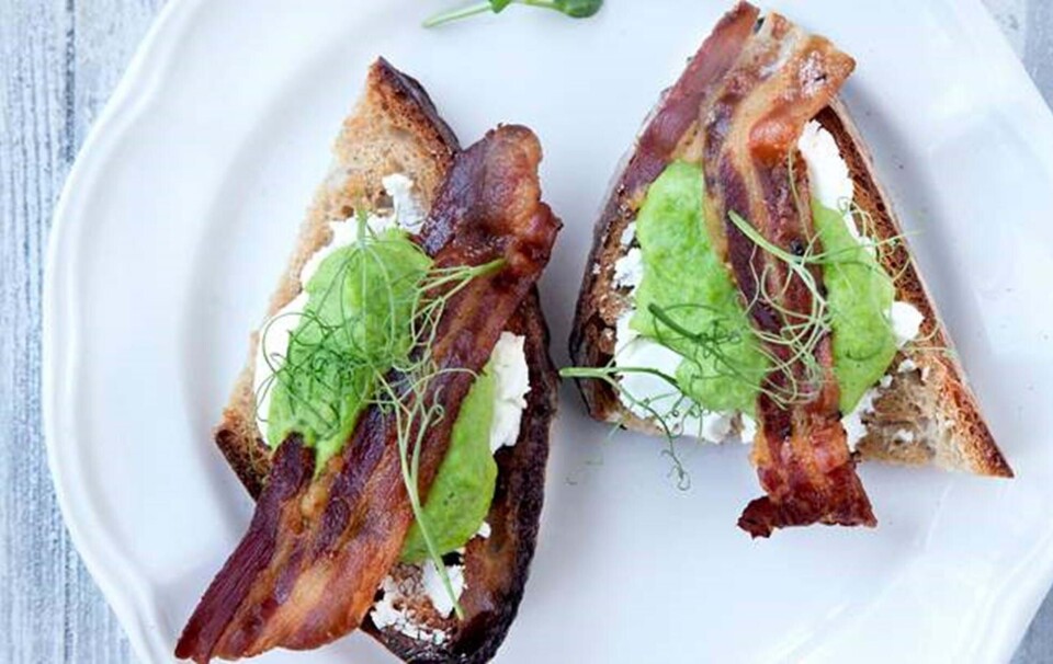 Ærtecreme med frisk gedeost og sprød bacon på ristet brød