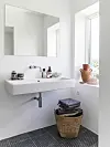 Spejlet og vasken på det nyrenoverede badeværelse er begge fra Duravit.