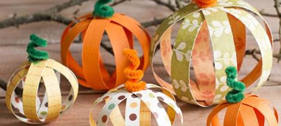 Lav små græskar af papirstrimler