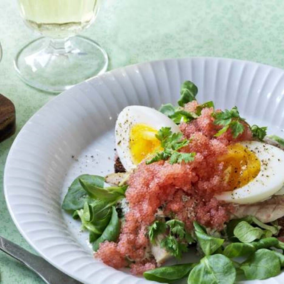 Smørrebrød med røget fisk, smilende æg og stenbiderrogn