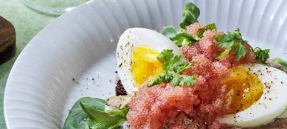 Smørrebrød med røget fisk, smilende æg og stenbiderrogn