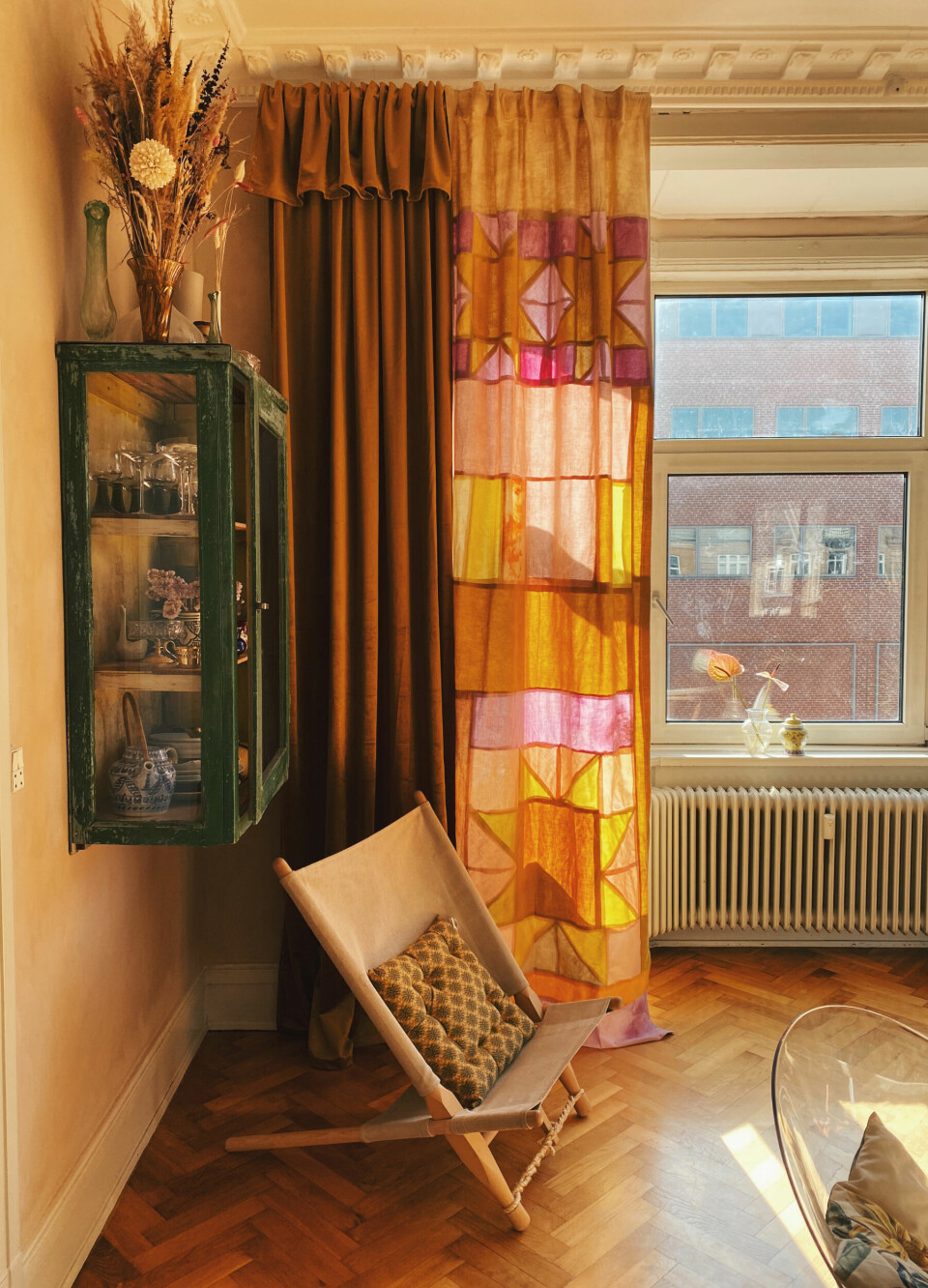 Smukke håndfarvede gardiner fra @sillewindum.