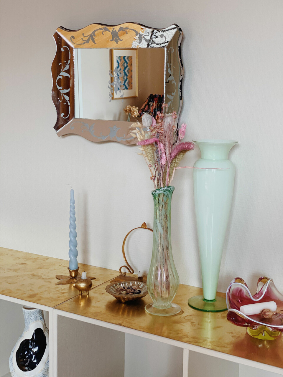 Julie har selv sat en messingplade på bogkasserne i stuen.