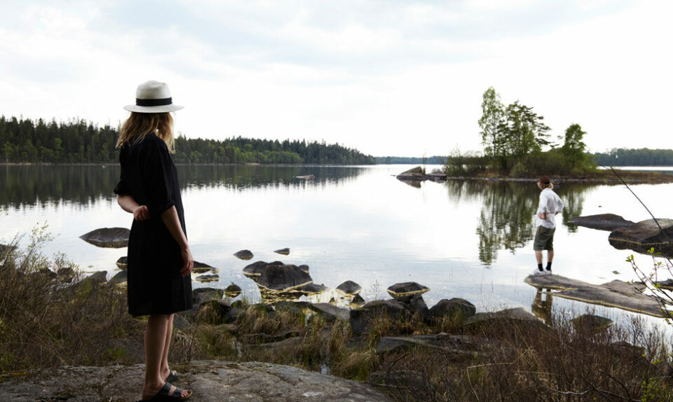 Mette Helbæk og hendes mand ved vandet