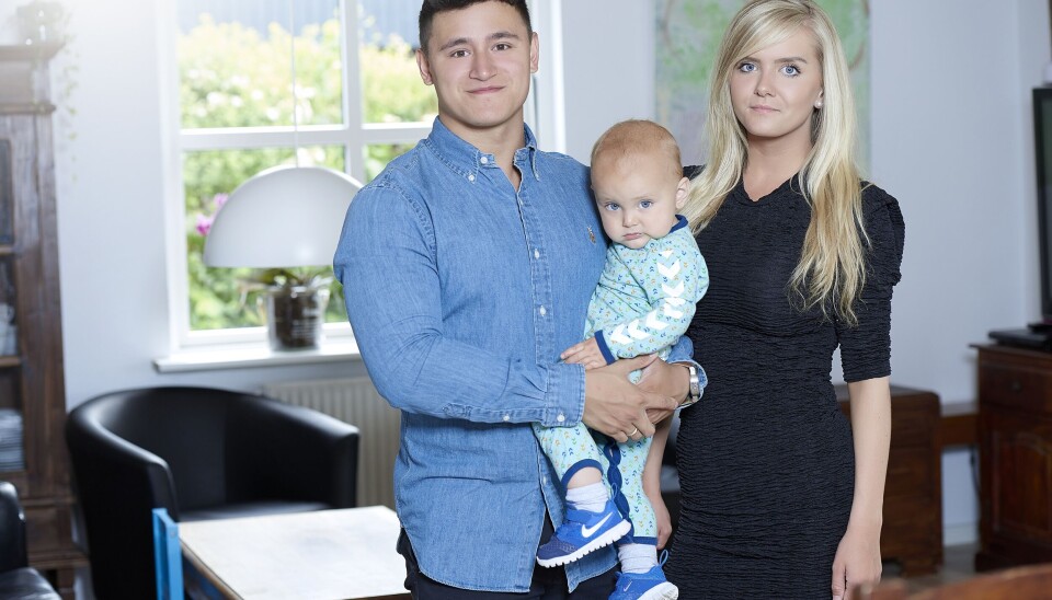 Martinna, mor til Milan og Elliot, har en stor dag foran sig, når hun holder dobbelt barnedåb for sin søn, Elliot. Han skal døbes sammen med sin kusine, og i Martinnas familie er dåbsdagen en stor og vigtig dag, hvor alt skal være perfekt.(Foto: Janus Nielsen)