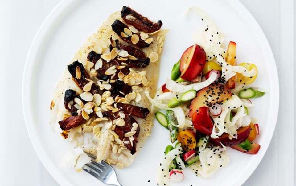 Flad mave-fisk med sprød salat