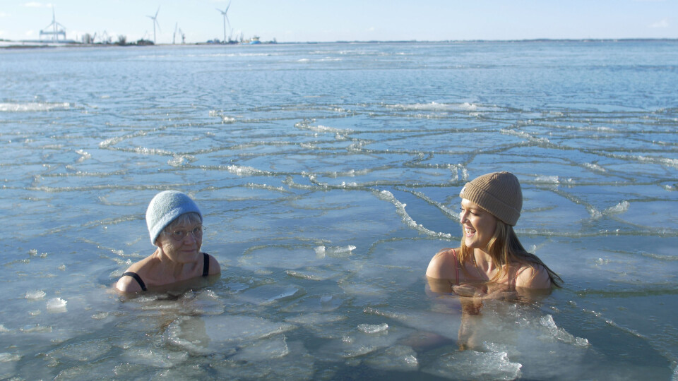 Josefine træner Wim Hof- metoden sammen med 71-årige Ingelise Schytte. Åndedræt- og kuldetræningen hjælper på hendes parkinson og gør hende mentalt og fysisk stærkere.