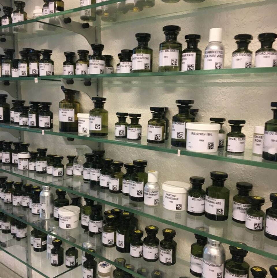 “Det er den første parfume i verden, som er fri for de 26 allergene parfumestoffer, Cosmos-certificeret og Svanemærket”