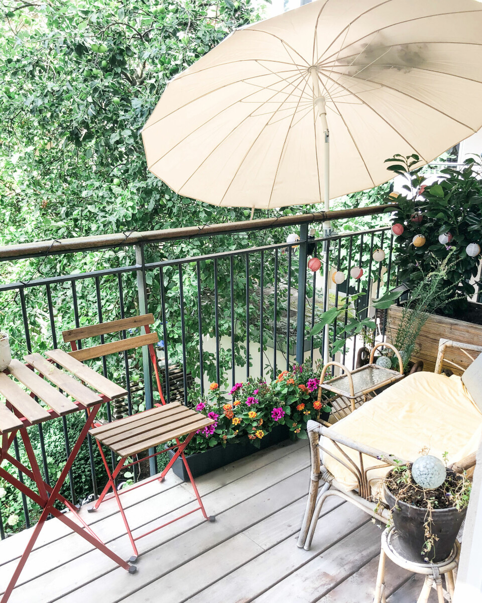 Der emmer af ren hygge på Jens og Camilles altan. Parasol fra IKEA.