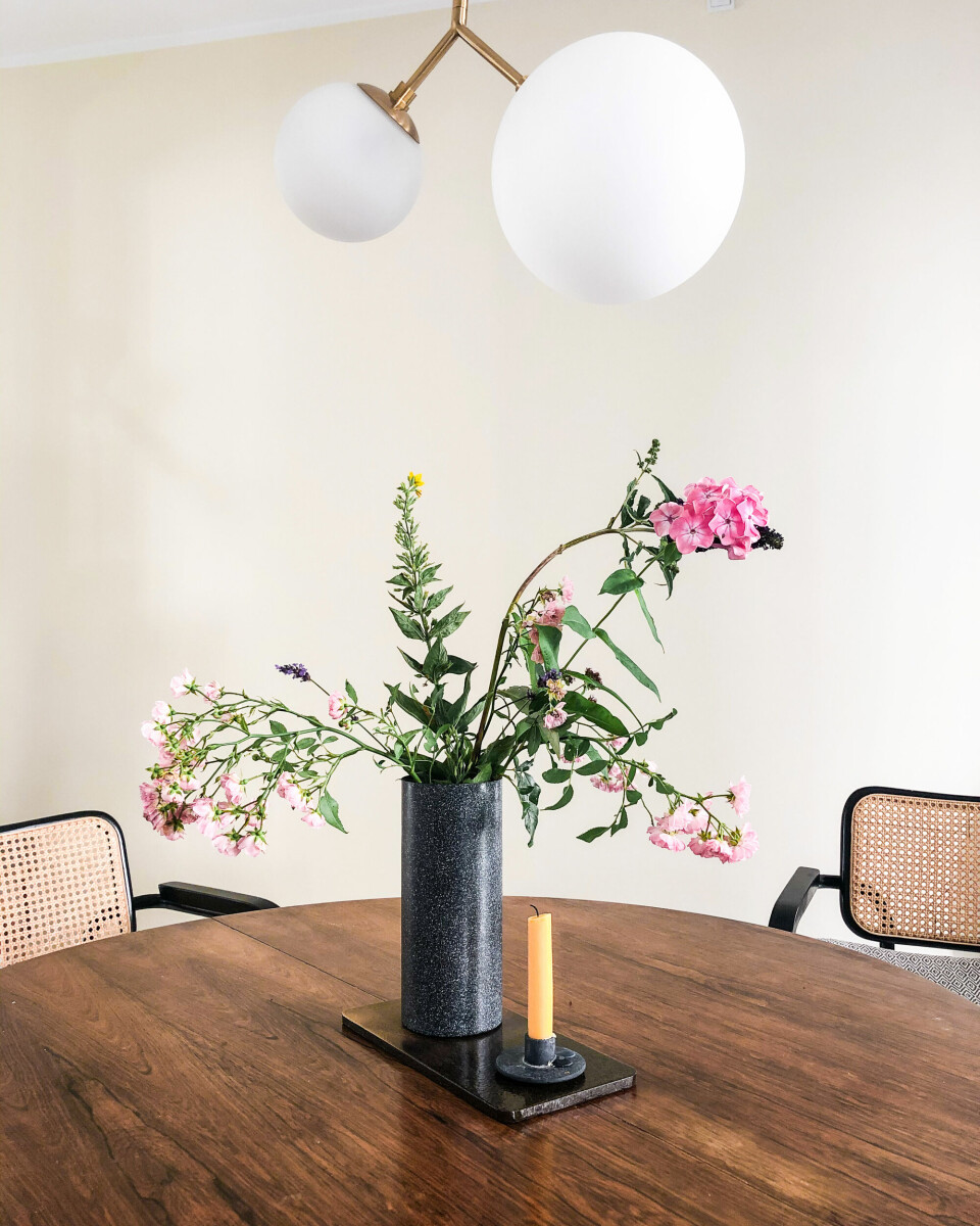 Spisebordet og stolene er købt brugt, lampe fra House Doctor.