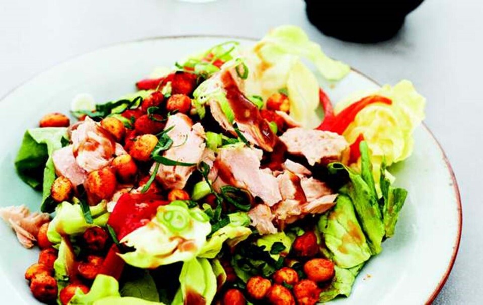 Få opskriften på salat med tun, peberfrugt og spansk salatdressing