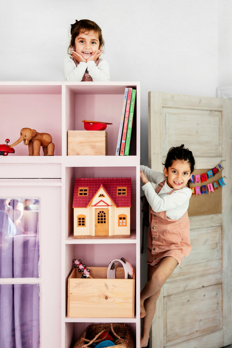 Oftest er det Ella på 7 år, som bruger den øverste del af sengen til leg i fred og ro fra lillesøster Bibi på 4 år.