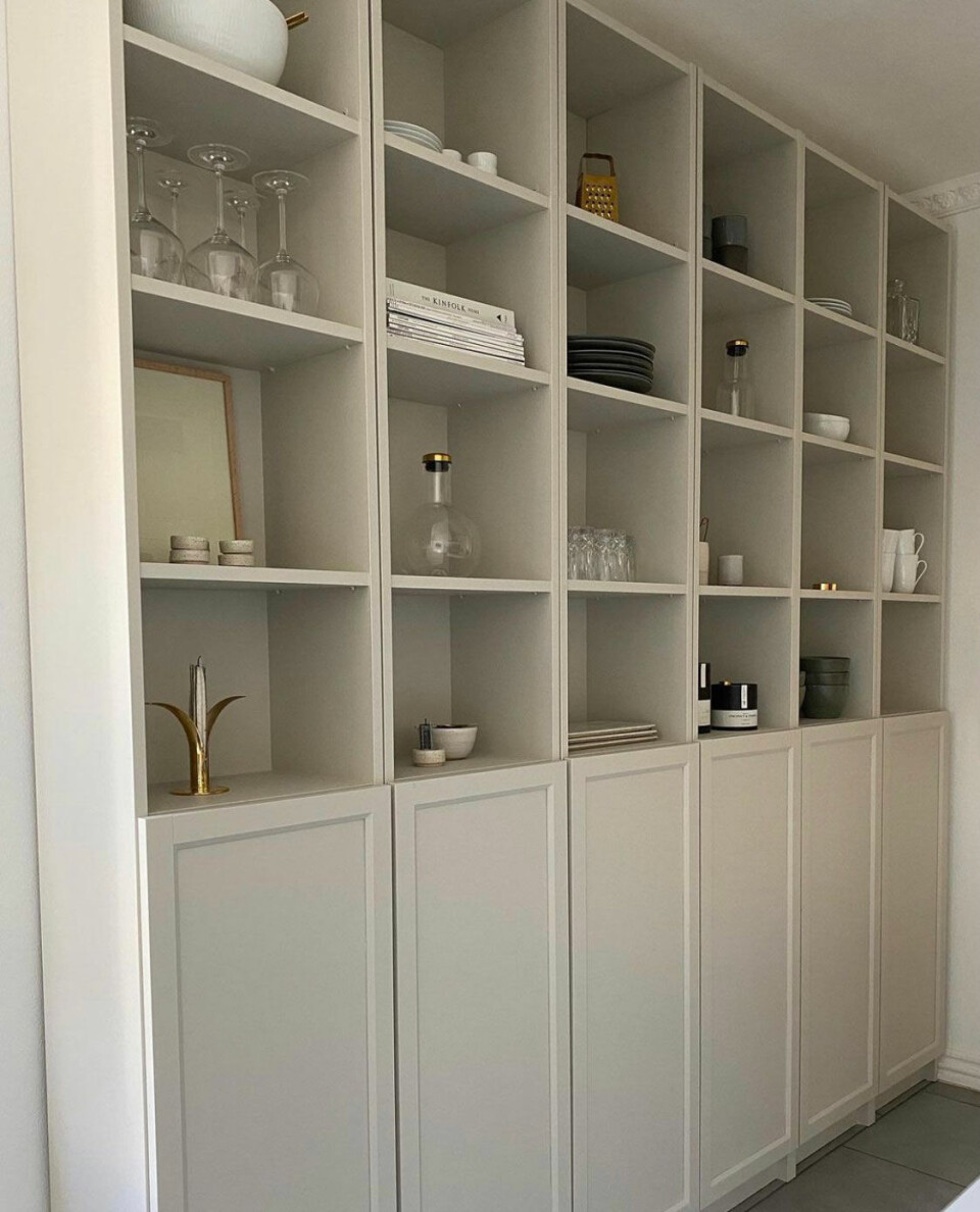 Reolen er et IKEA hack, som er malet i farven Space fra Jotun Lady.