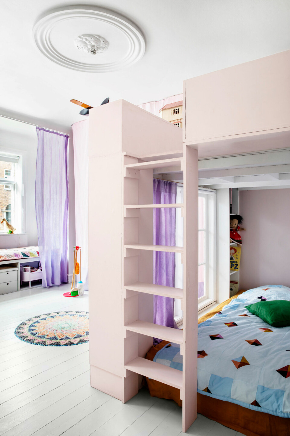 Egentlig var tanken at begge piger skulle sove på øverste etage, så i starten lå madrassen oppe, men det fungerer bedst at Ella sover alene i gulvhøjde og Bibi i sengen i karnappen. På denne måde er det øverste plateau frit til leg.