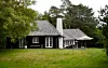 'Detaljeryttere' står bag smukt træhus i skovkanten