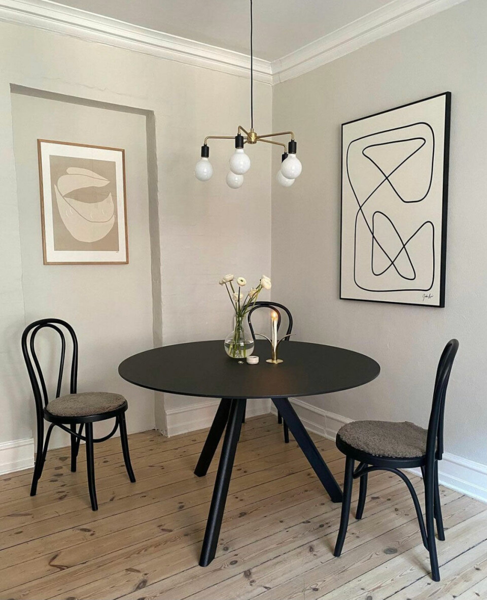 Spisebord fra HAY og kunst fra Moe Made It og akurathome.dk.