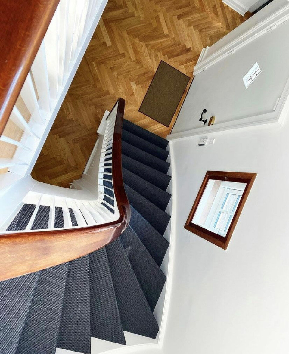 Anne og hendes mand har moderniseret den gamle trappe, så den passer til deres stil.