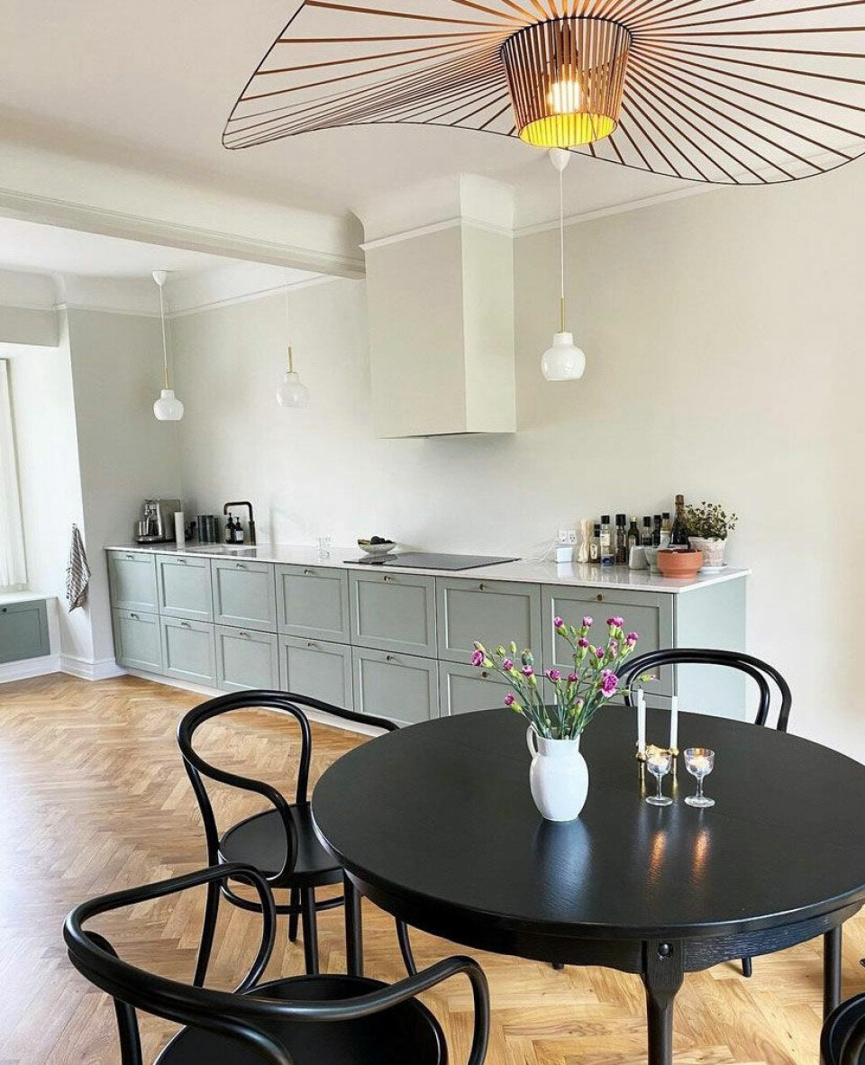 Køkkenet er fra Københavns Møbelsnedkeri, pendler fra Louis Poulsen og spisebordet har Anne fundet på DBA.
