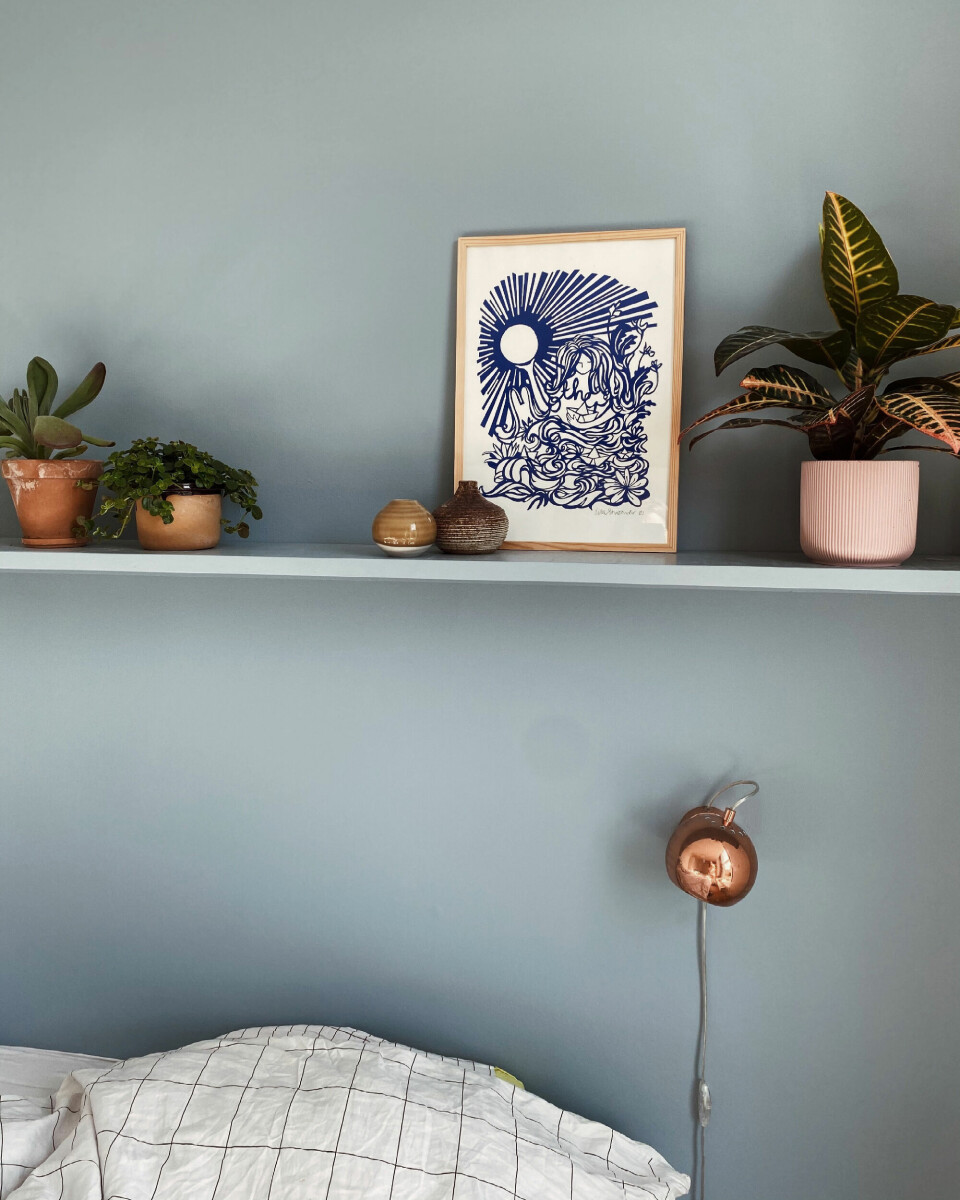 Soveværelset med svævehylden i samme farve som væggen får mange likes på Instagram. Papirklip fra Lisa Strøander, lampe fra Frandsen.com og sengetøj fra IKEA.