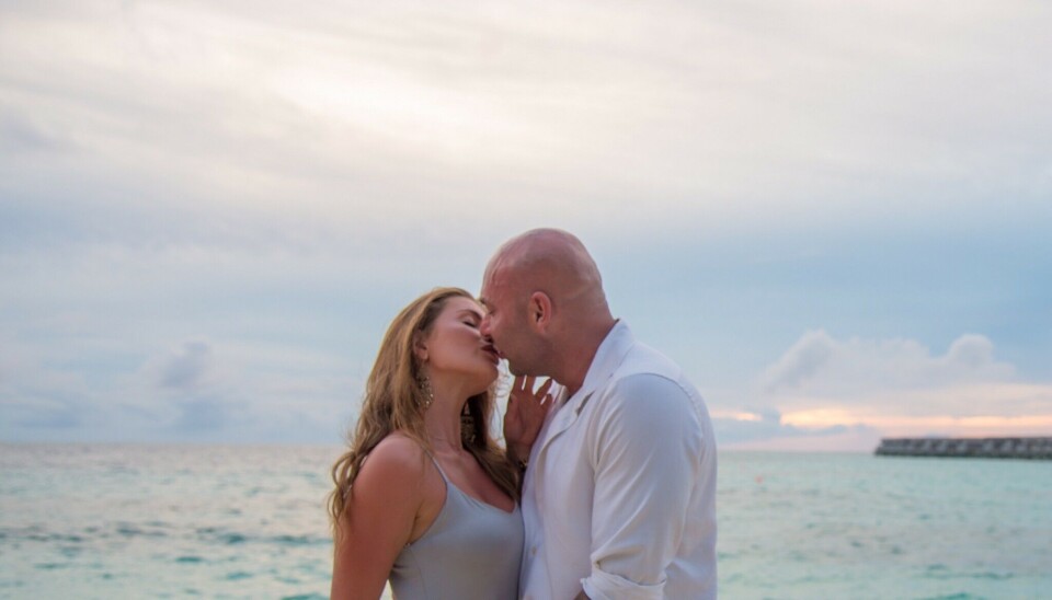 Natasha Bendix og Kim Novaa i de smukke omgivelser på Maldiverne. Botoxkongen er lige nu aktuel i 'Plastikkongerne', hvor han blandt andet er taget med sin kone Natasha til Brasilien for at få en skønhedsoperation, der ikke er for sjov, og som kræver hans fulde tilstedeværelse, opbakning og kærlighed (Foto: Privat)